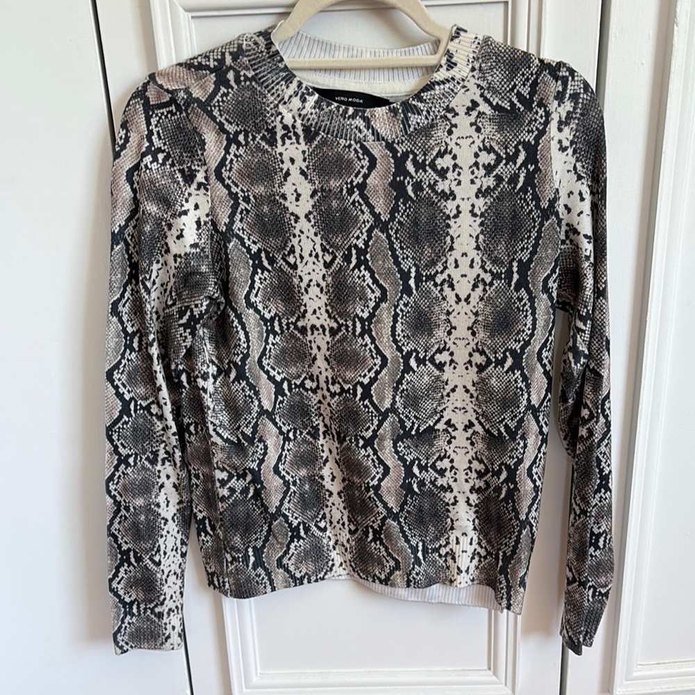 Vero Moda Black and Gray Snake Print Crew Neck Sweater